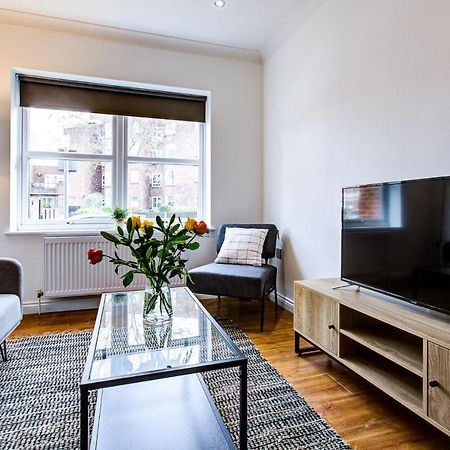 Stylish Two Bedroom Apartment With Free Parking! Ромфорд Екстериор снимка