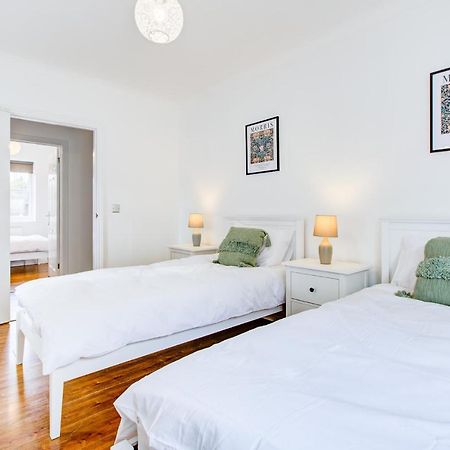 Stylish Two Bedroom Apartment With Free Parking! Ромфорд Екстериор снимка